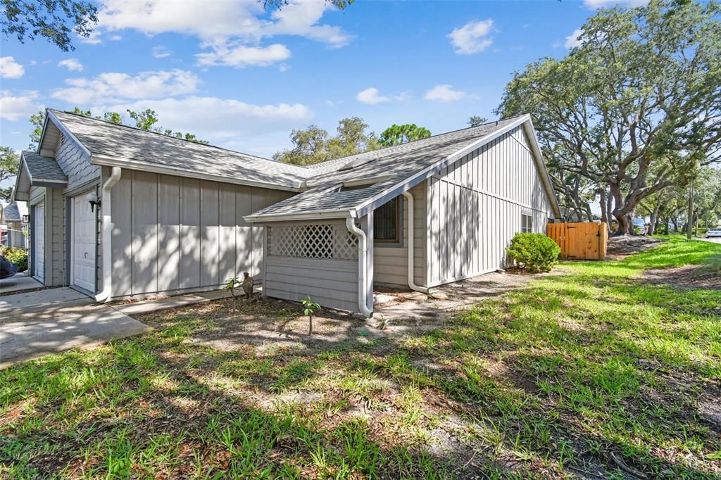 Active With Contract: $179,916 (2 beds, 2 baths, 1070 Square Feet)