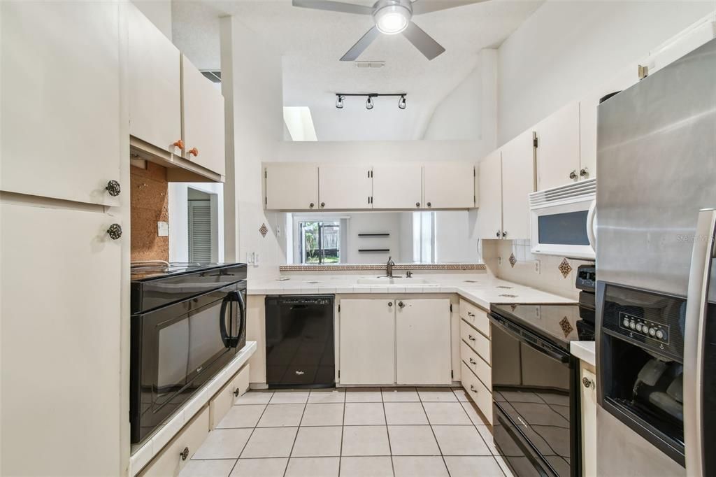 Active With Contract: $179,916 (2 beds, 2 baths, 1070 Square Feet)