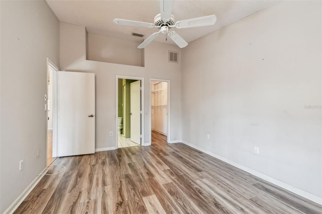 Active With Contract: $179,916 (2 beds, 2 baths, 1070 Square Feet)