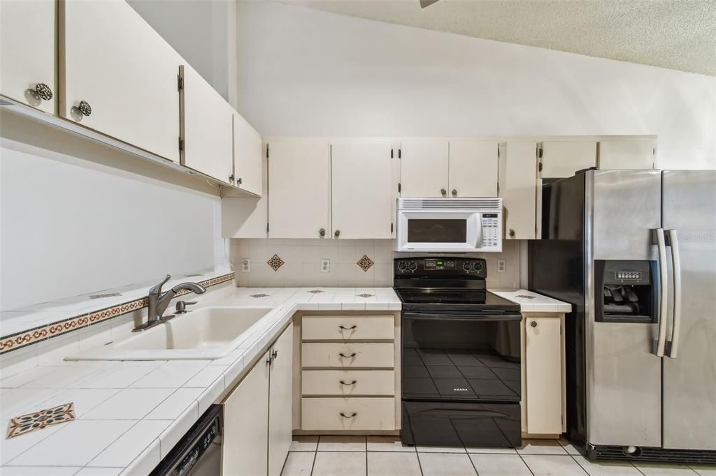 Active With Contract: $179,916 (2 beds, 2 baths, 1070 Square Feet)