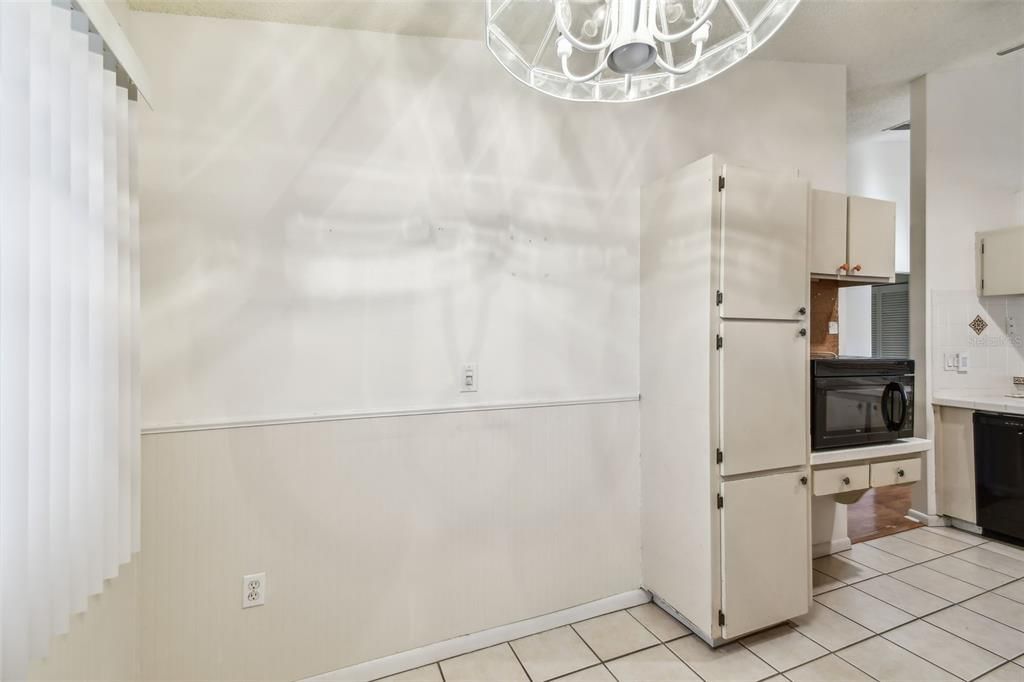 Active With Contract: $179,916 (2 beds, 2 baths, 1070 Square Feet)