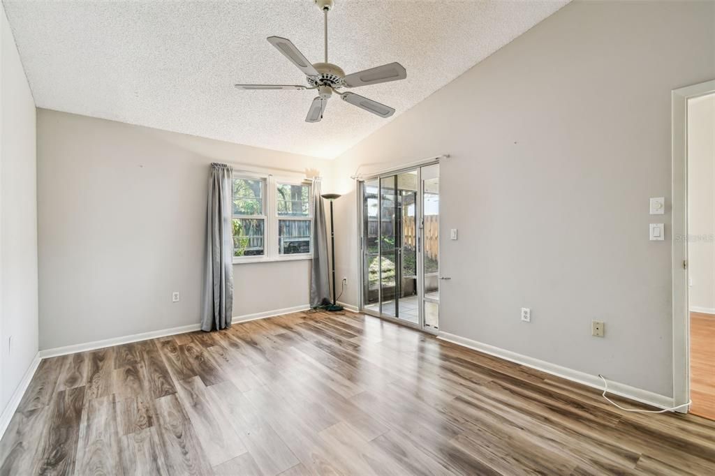 Active With Contract: $179,916 (2 beds, 2 baths, 1070 Square Feet)