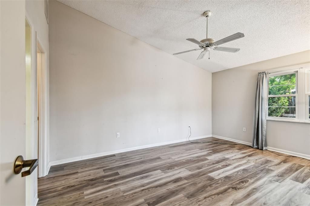 Active With Contract: $179,916 (2 beds, 2 baths, 1070 Square Feet)