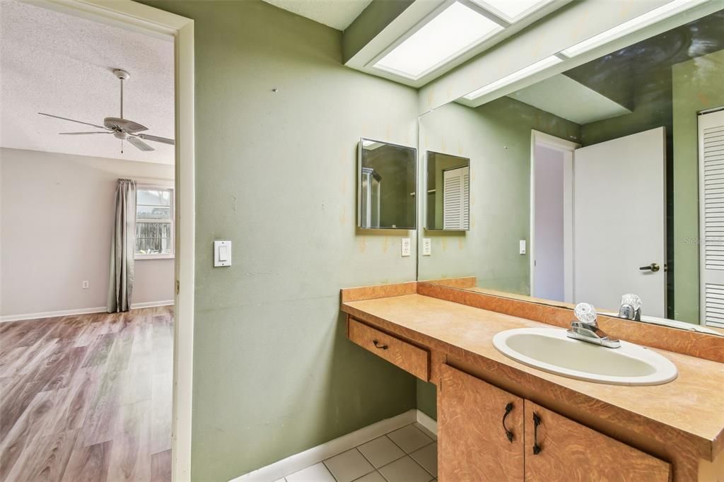 Active With Contract: $179,916 (2 beds, 2 baths, 1070 Square Feet)