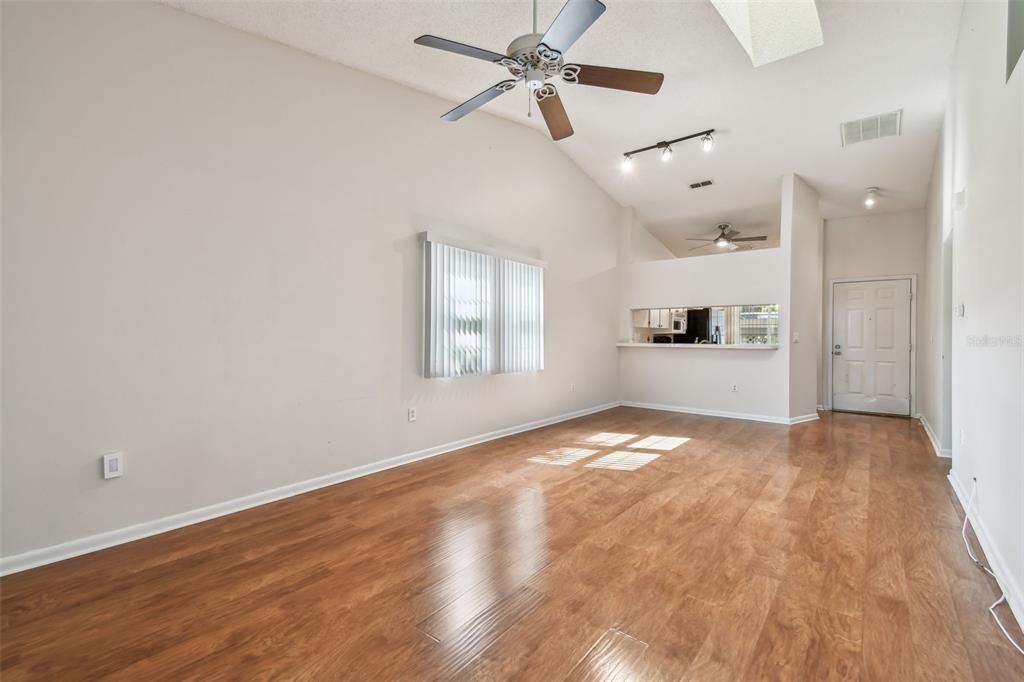 Active With Contract: $179,916 (2 beds, 2 baths, 1070 Square Feet)