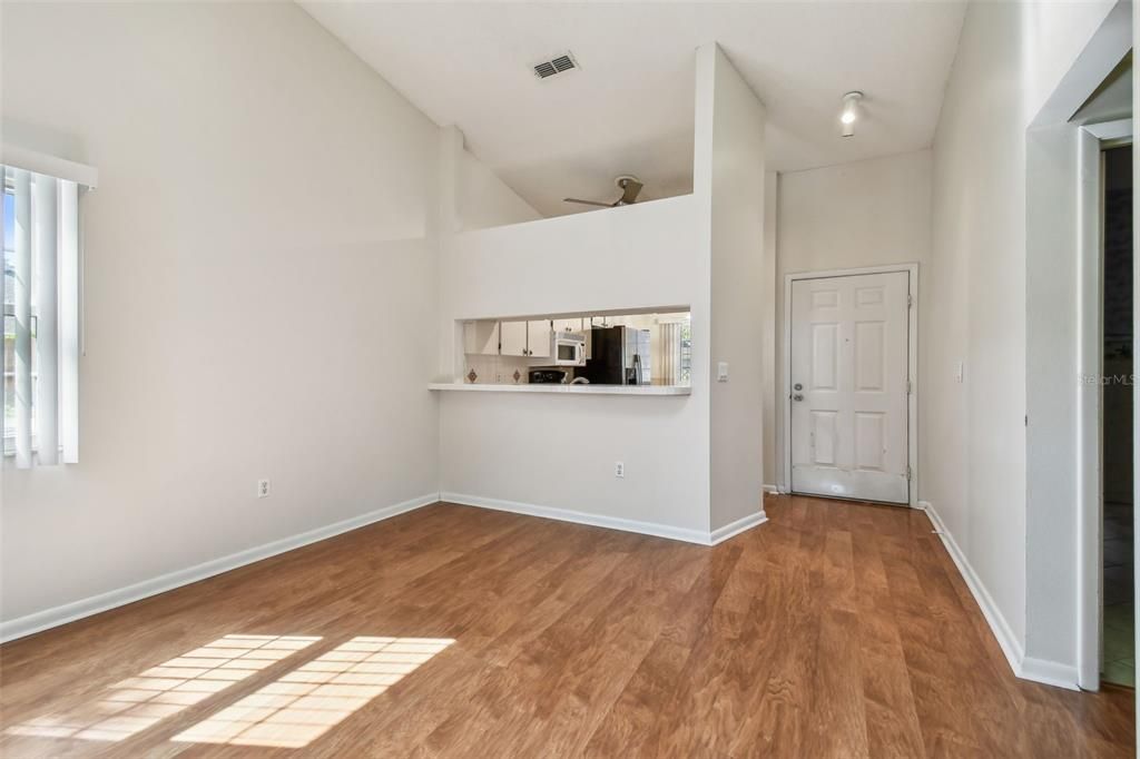 Active With Contract: $179,916 (2 beds, 2 baths, 1070 Square Feet)