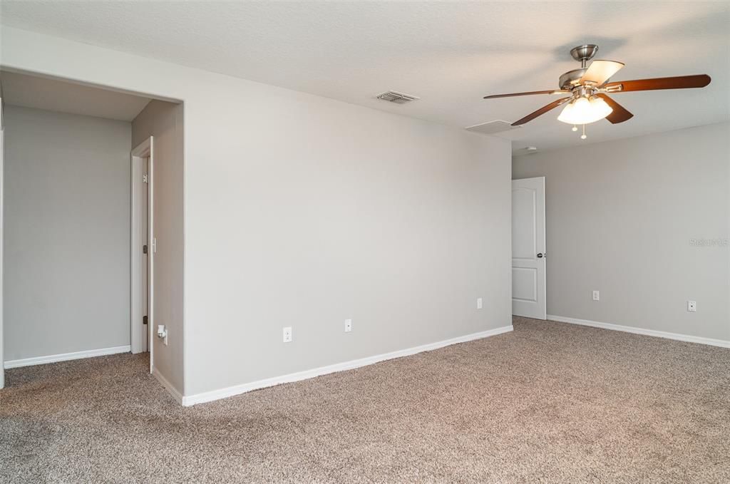 Activo con contrato: $288,000 (3 camas, 2 baños, 2452 Pies cuadrados)