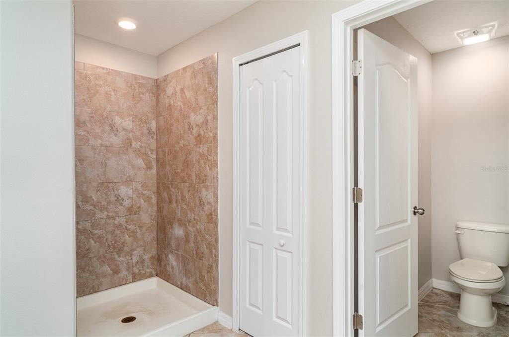 Activo con contrato: $288,000 (3 camas, 2 baños, 2452 Pies cuadrados)