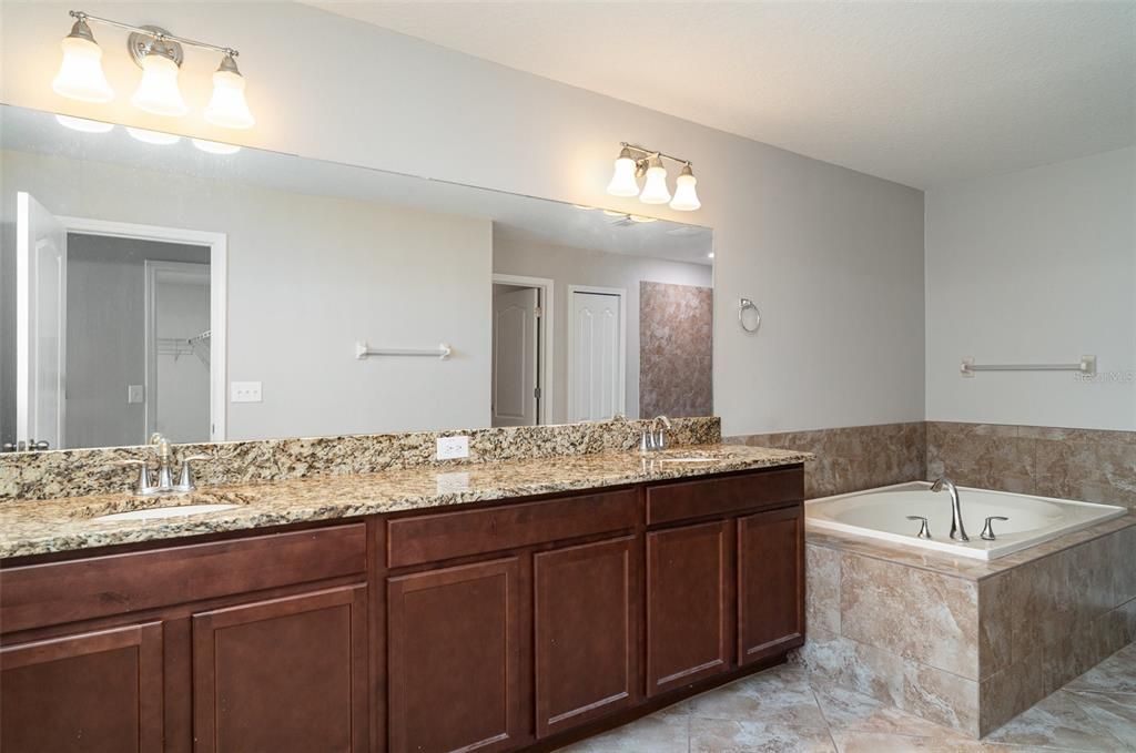 Activo con contrato: $288,000 (3 camas, 2 baños, 2452 Pies cuadrados)