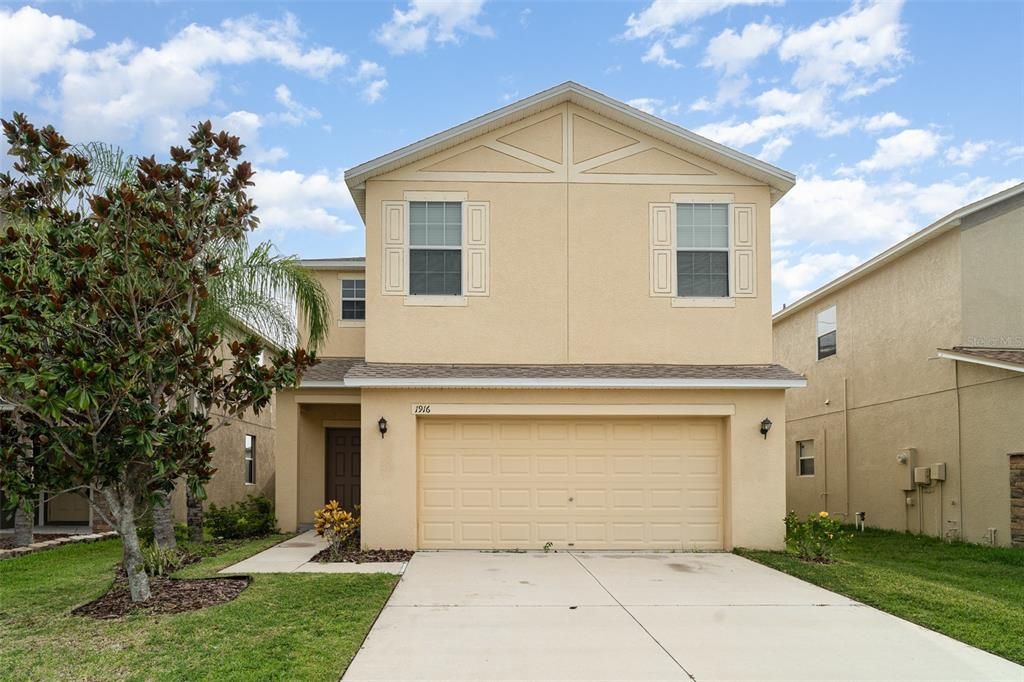 Activo con contrato: $288,000 (3 camas, 2 baños, 2452 Pies cuadrados)