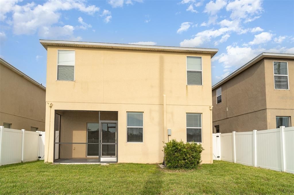 Activo con contrato: $288,000 (3 camas, 2 baños, 2452 Pies cuadrados)