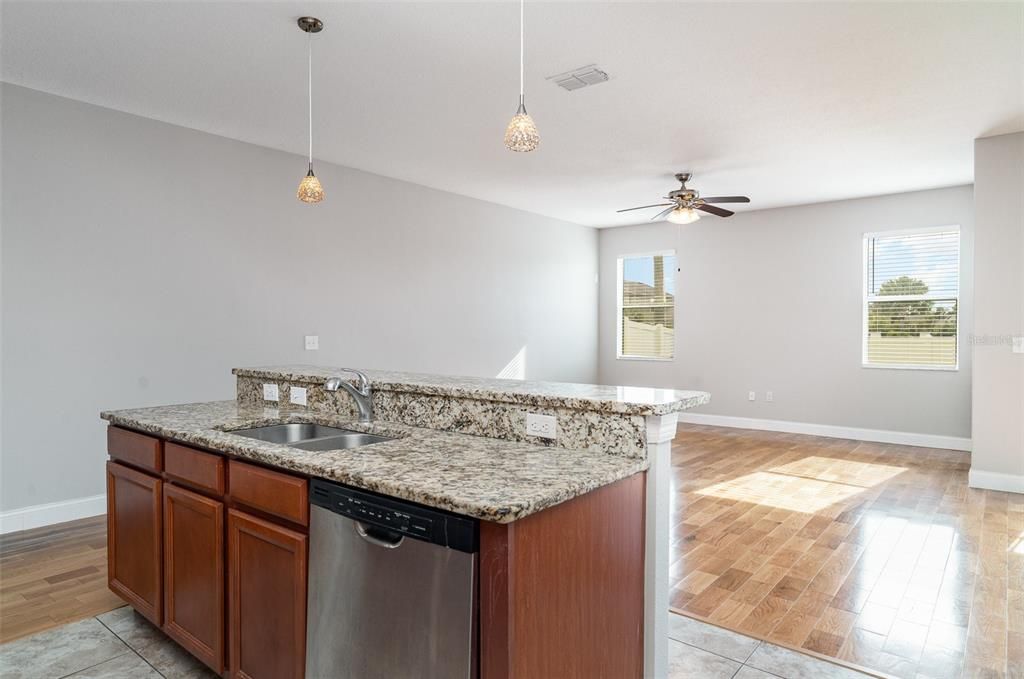 Activo con contrato: $288,000 (3 camas, 2 baños, 2452 Pies cuadrados)