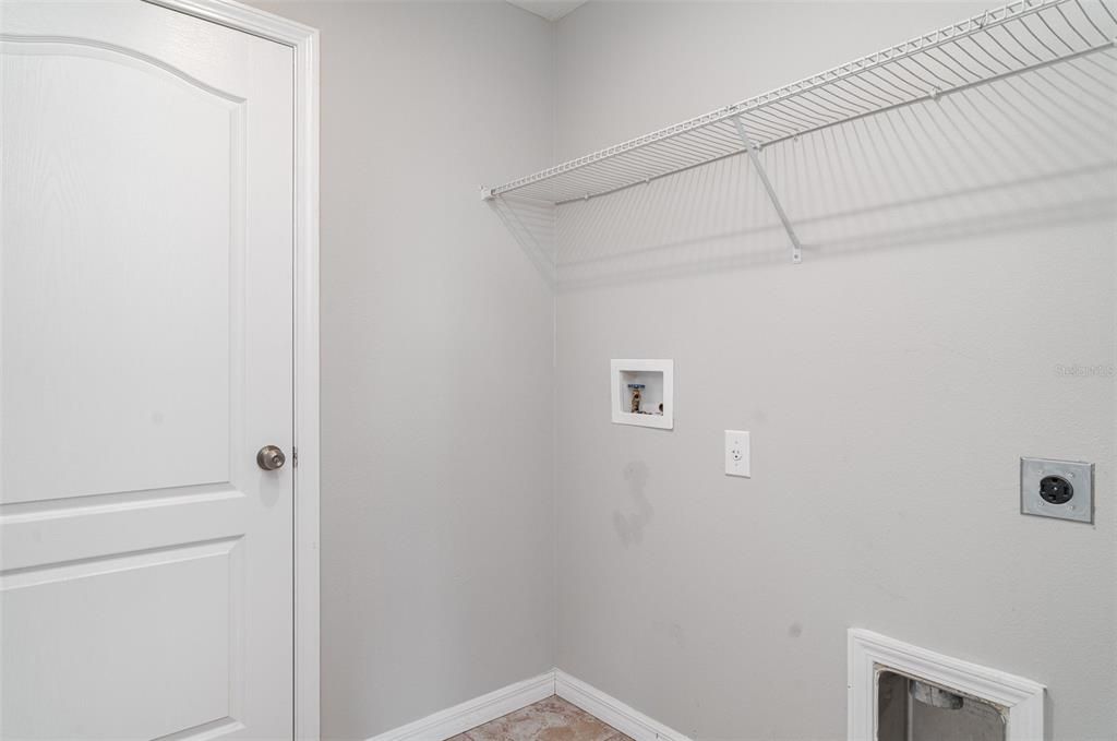 Activo con contrato: $288,000 (3 camas, 2 baños, 2452 Pies cuadrados)