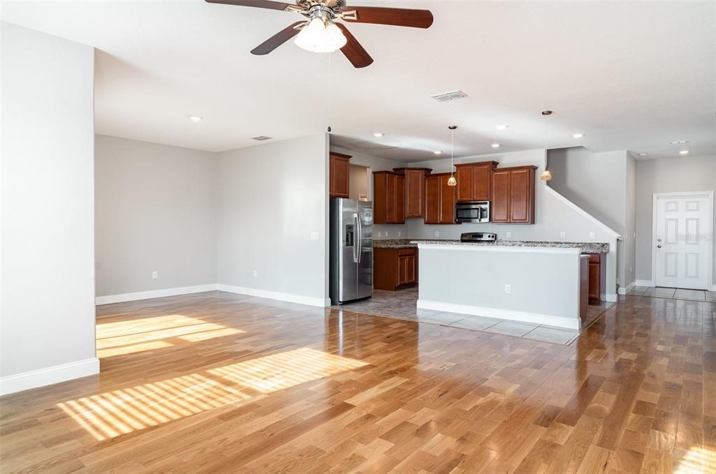 Activo con contrato: $288,000 (3 camas, 2 baños, 2452 Pies cuadrados)