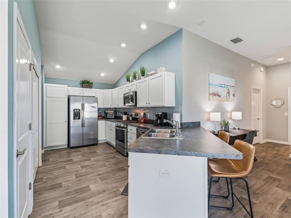 For Rent: $2,250 (2 beds, 2 baths, 1184 Square Feet)