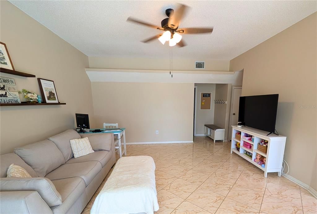 На продажу: $475,000 (4 спален, 2 ванн, 1987 Квадратных фут)