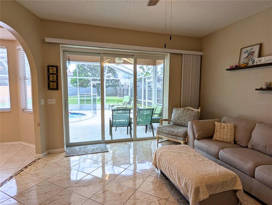 На продажу: $475,000 (4 спален, 2 ванн, 1987 Квадратных фут)