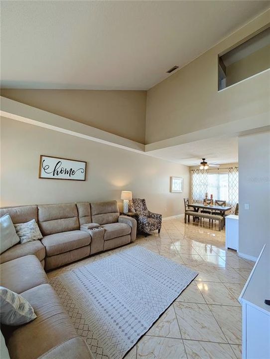 На продажу: $475,000 (4 спален, 2 ванн, 1987 Квадратных фут)