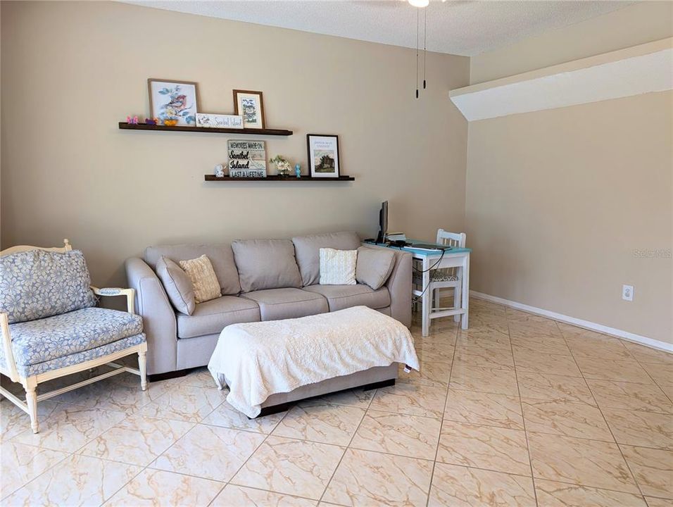 На продажу: $475,000 (4 спален, 2 ванн, 1987 Квадратных фут)