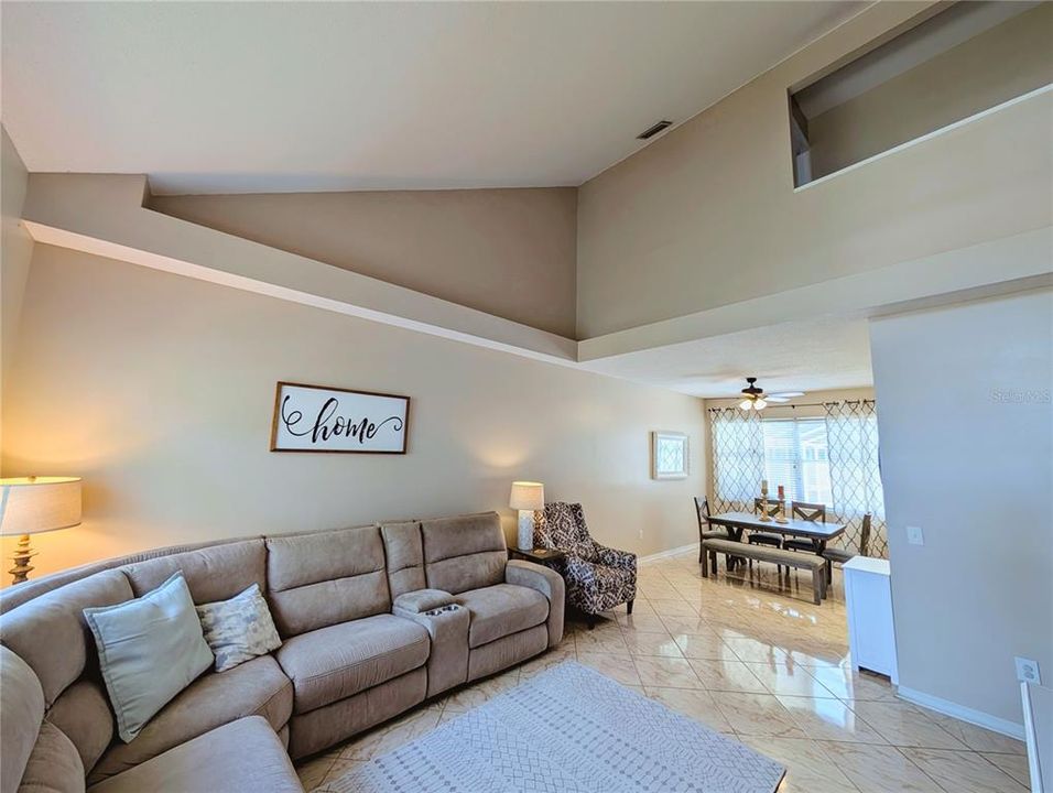 На продажу: $475,000 (4 спален, 2 ванн, 1987 Квадратных фут)