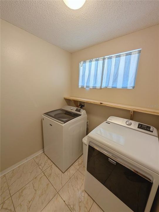 На продажу: $475,000 (4 спален, 2 ванн, 1987 Квадратных фут)