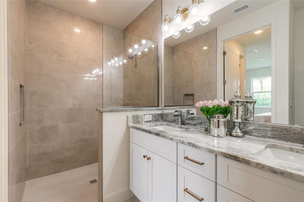 Под контрактом: $425,000 (2 спален, 2 ванн, 1096 Квадратных фут)