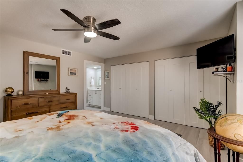 Под контрактом: $625,000 (2 спален, 2 ванн, 1186 Квадратных фут)