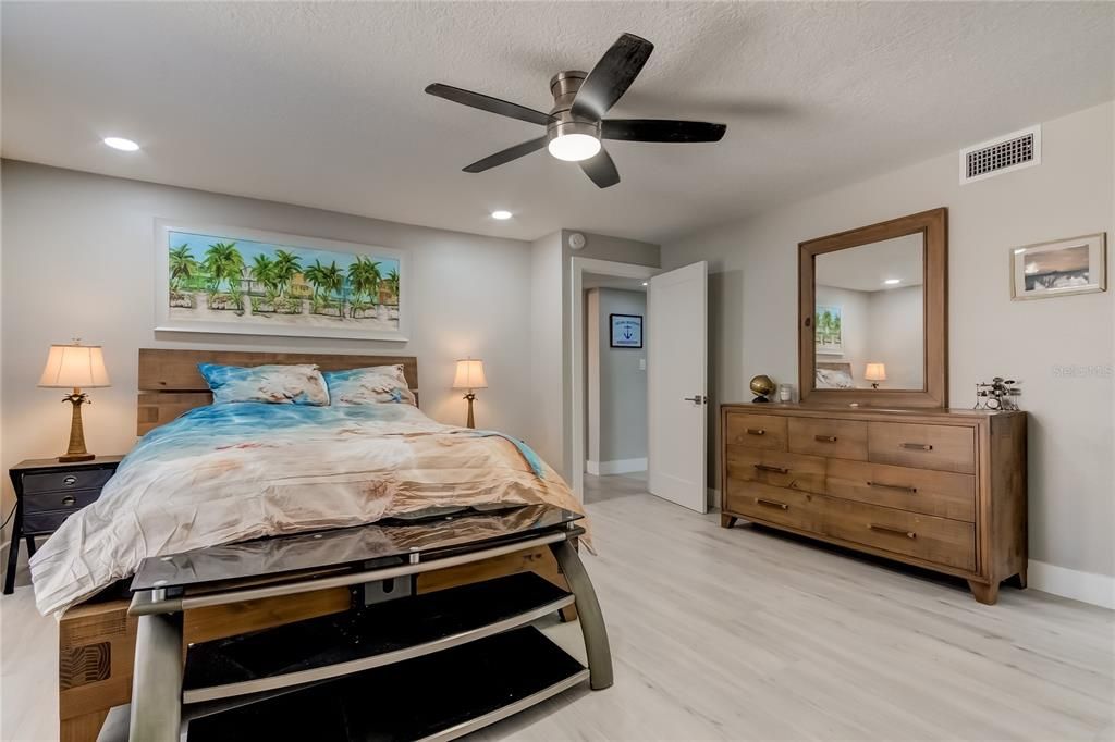 Под контрактом: $625,000 (2 спален, 2 ванн, 1186 Квадратных фут)