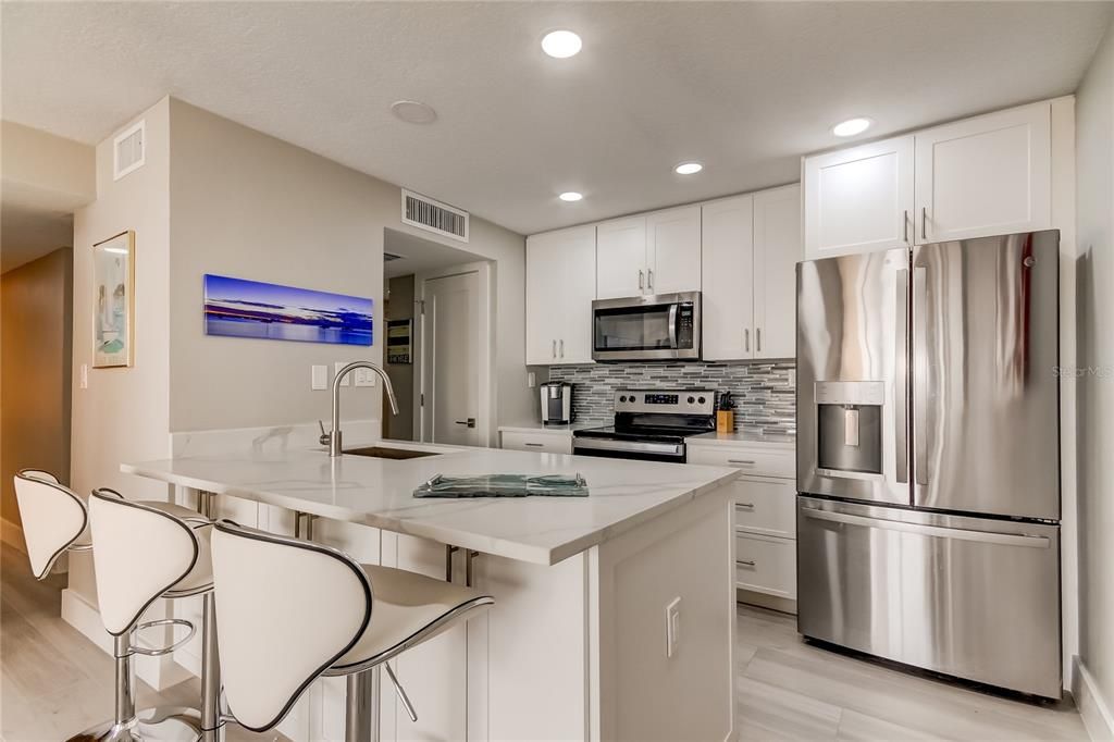 Под контрактом: $625,000 (2 спален, 2 ванн, 1186 Квадратных фут)