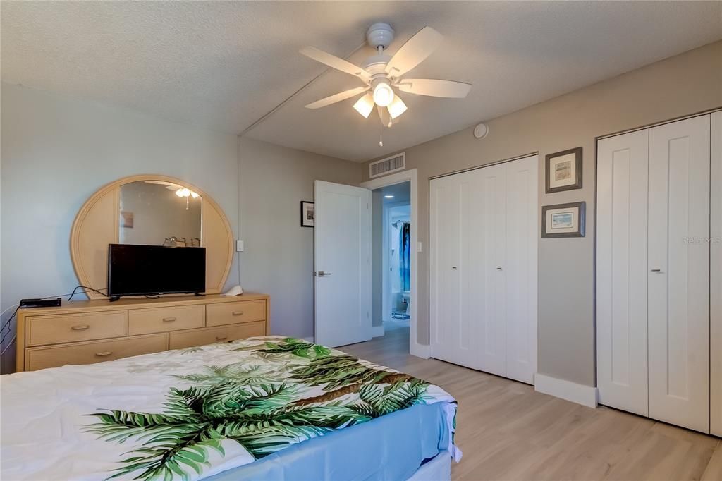 Под контрактом: $625,000 (2 спален, 2 ванн, 1186 Квадратных фут)