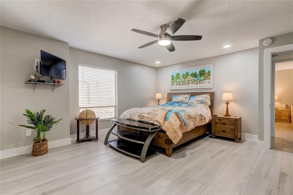 Под контрактом: $625,000 (2 спален, 2 ванн, 1186 Квадратных фут)