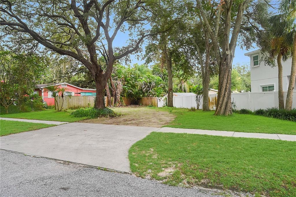 En Venta: $375,000 (0.12 acres)