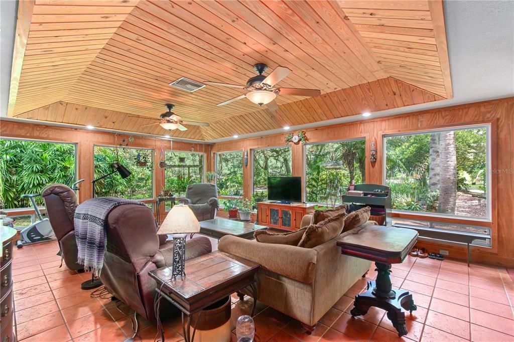 На продажу: $485,000 (2 спален, 2 ванн, 1976 Квадратных фут)