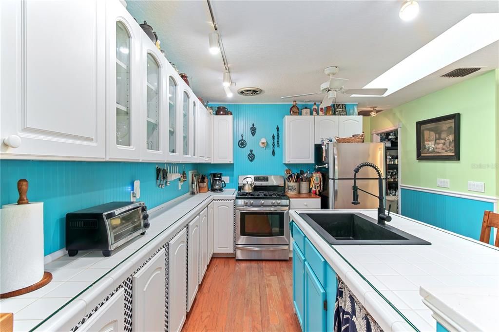 На продажу: $485,000 (2 спален, 2 ванн, 1976 Квадратных фут)