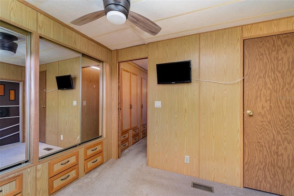 待售: $134,900 (1 贝兹, 1 浴室, 844 平方英尺)