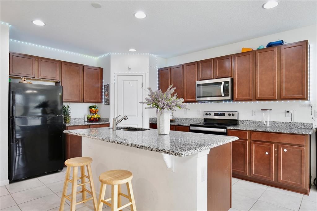 Под контрактом: $175,000 (4 спален, 2 ванн, 1767 Квадратных фут)