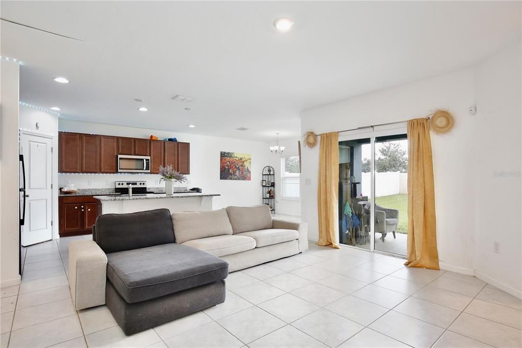 Под контрактом: $175,000 (4 спален, 2 ванн, 1767 Квадратных фут)