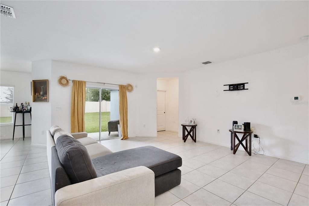 Под контрактом: $175,000 (4 спален, 2 ванн, 1767 Квадратных фут)