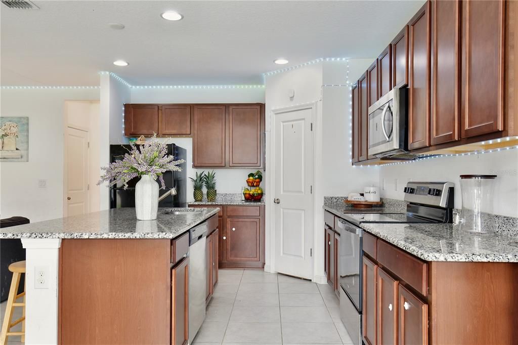 Под контрактом: $175,000 (4 спален, 2 ванн, 1767 Квадратных фут)