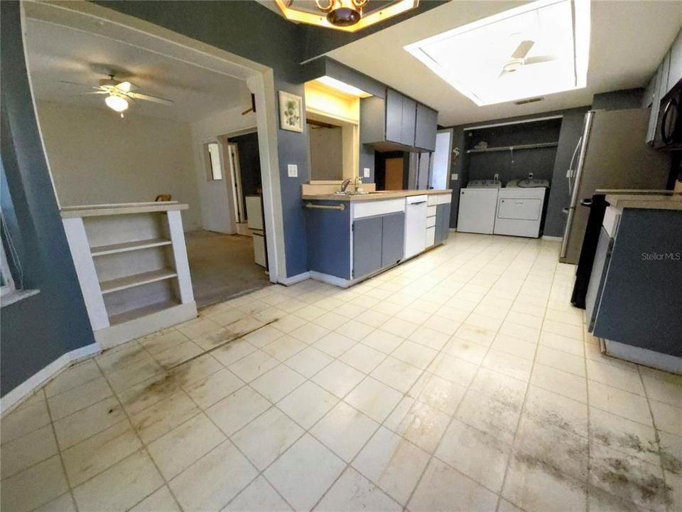 For Sale: $219,900 (2 beds, 2 baths, 1304 Square Feet)