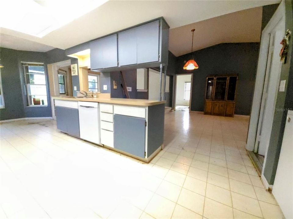 For Sale: $219,900 (2 beds, 2 baths, 1304 Square Feet)