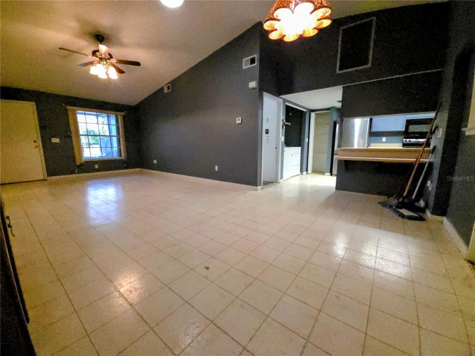 For Sale: $219,900 (2 beds, 2 baths, 1304 Square Feet)