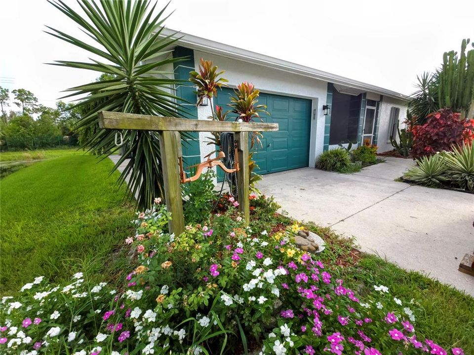 For Sale: $219,900 (2 beds, 2 baths, 1304 Square Feet)