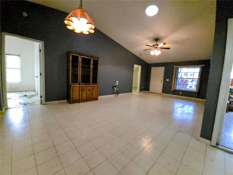 For Sale: $219,900 (2 beds, 2 baths, 1304 Square Feet)