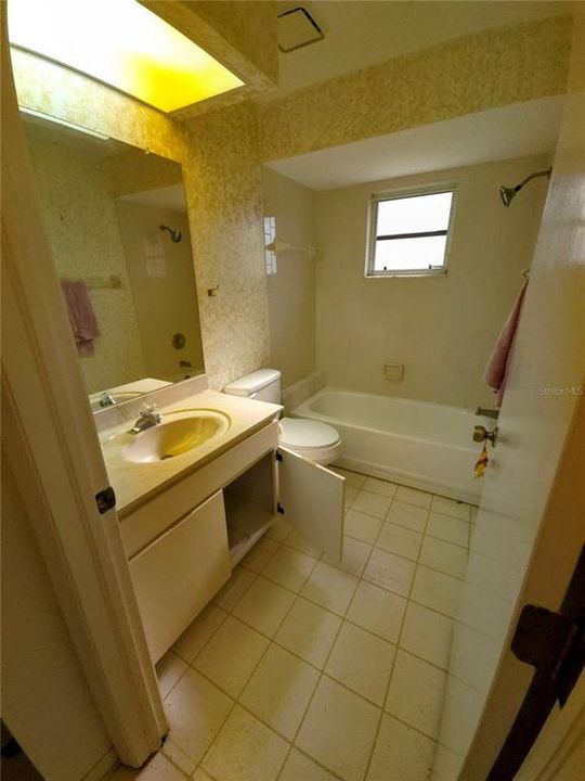 For Sale: $219,900 (2 beds, 2 baths, 1304 Square Feet)