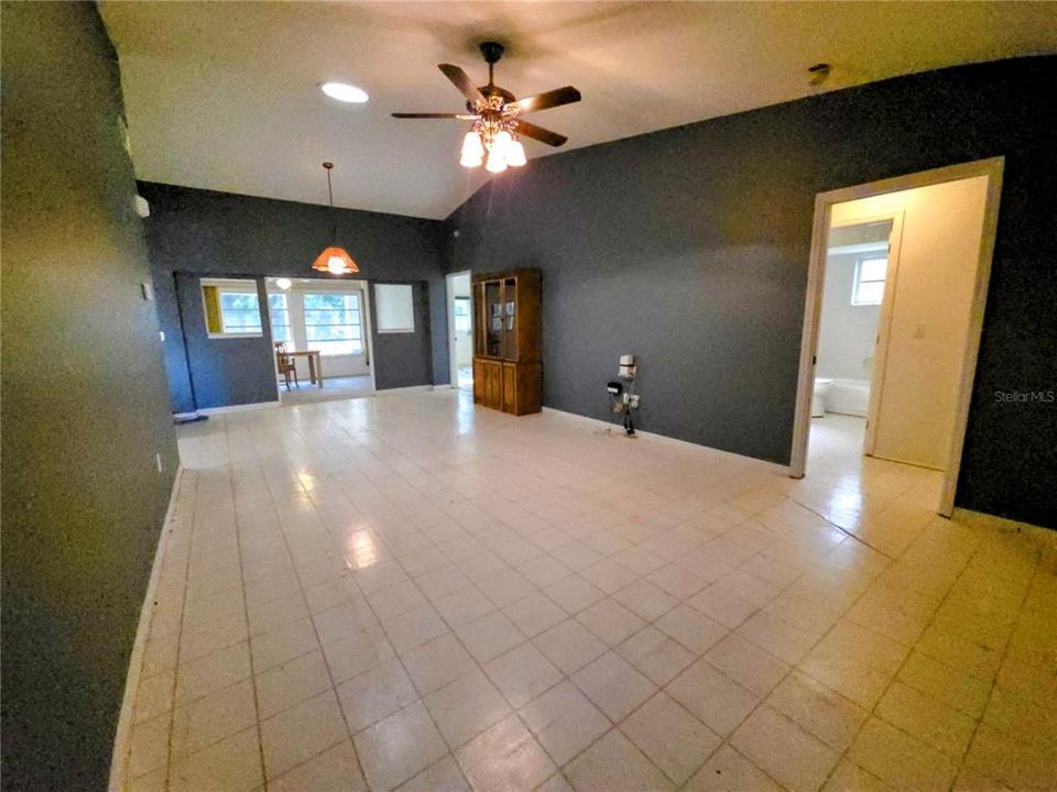 For Sale: $219,900 (2 beds, 2 baths, 1304 Square Feet)