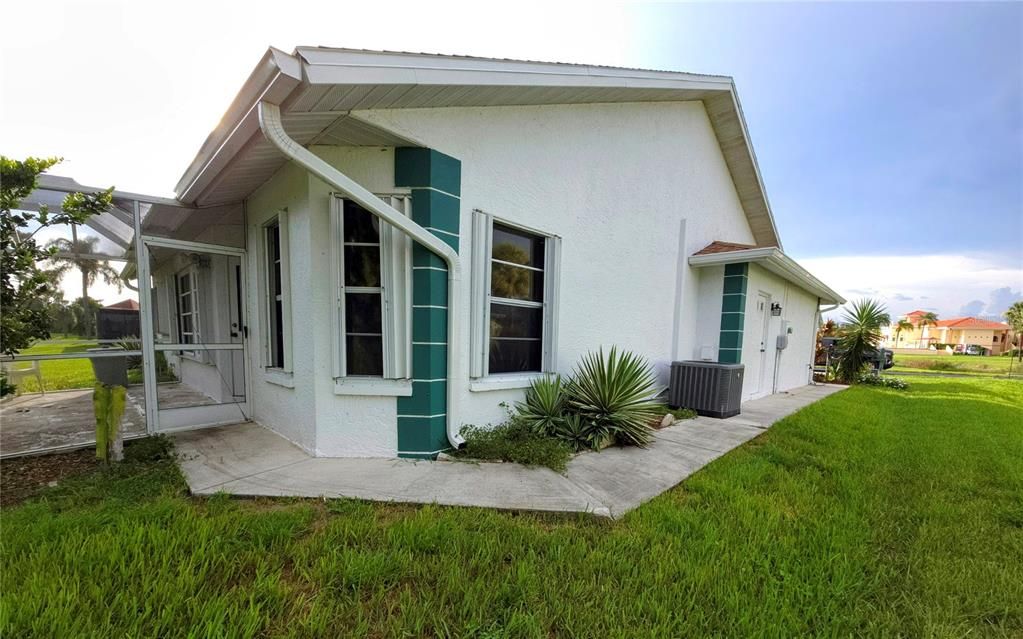 For Sale: $219,900 (2 beds, 2 baths, 1304 Square Feet)