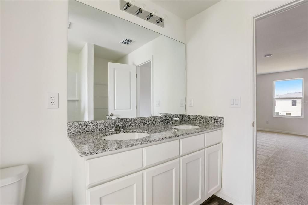 Под контрактом: $249,888 (4 спален, 2 ванн, 2054 Квадратных фут)