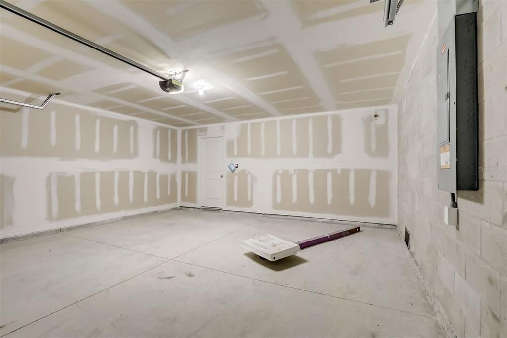 Под контрактом: $249,888 (4 спален, 2 ванн, 2054 Квадратных фут)