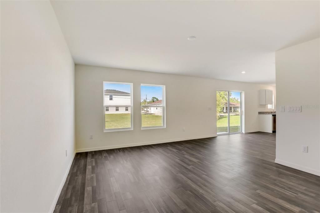 Под контрактом: $249,888 (4 спален, 2 ванн, 2054 Квадратных фут)